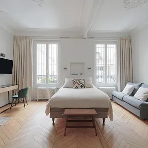 https://studio-quartier-champs-elyses-2-apartment.fr-paris.fr