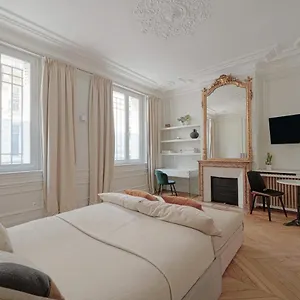 https://studio-quartier-champs-elysees-1-bed-breakfast.fr-paris.fr